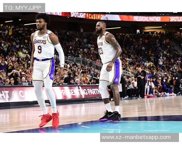 父子同台创历史詹姆斯与布朗尼在NBA赛场上携手共进 父子同台创历史詹姆斯与布朗尼在NBA赛场上携手共进